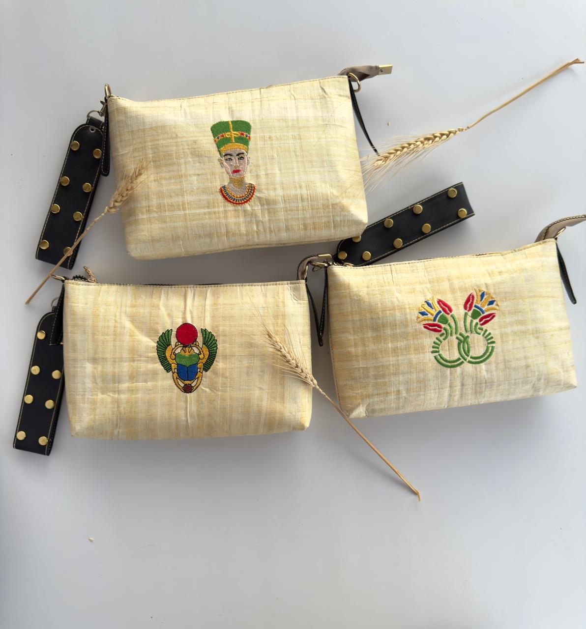 Authentic Papyrus Clutch – Pharaonic Art Edition Handmade from natural Egyptian papyrus, this unique clutch features vibrant Pharaonic embroidery that brings ancient heritage to modern fashion. Lightweight, stylish, and one-of-a-kind — perfect for daily wear, gifts, or special occasions. Carry a piece of Egypt… beautifully.