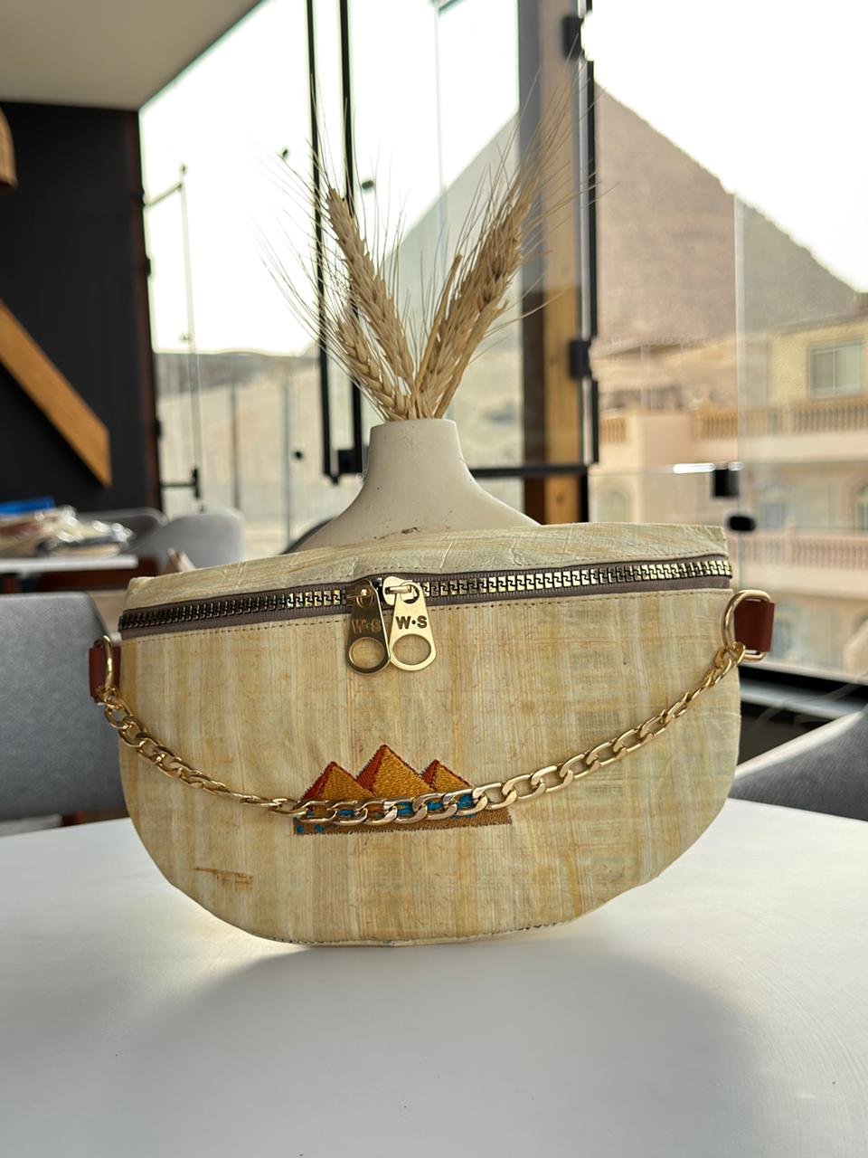 Authentic Papyrus Clutch – Pharaonic Art Edition Handmade from natural Egyptian papyrus, this unique clutch features vibrant Pharaonic embroidery that brings ancient heritage to modern fashion. Lightweight, stylish, and one-of-a-kind — perfect for daily wear, gifts, or special occasions. Carry a piece of Egypt… beautifully.